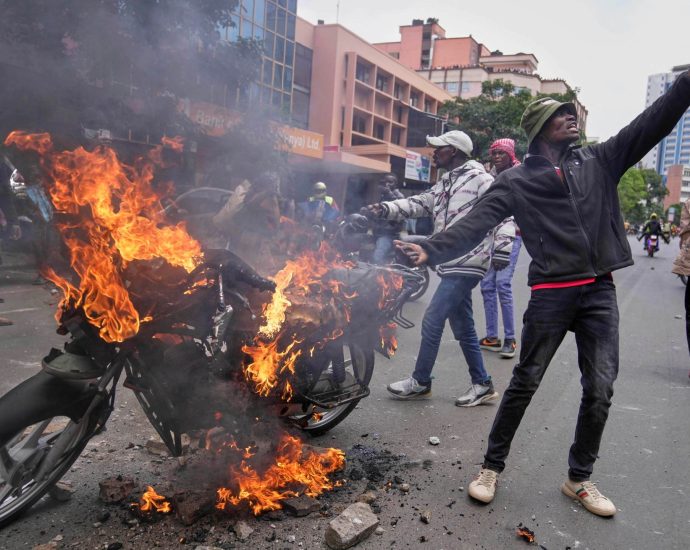 one-killed-in-clashes-as-kenyans-protest-death-of-blogger-in-police-custody