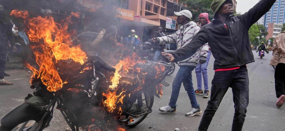 one-killed-in-clashes-as-kenyans-protest-death-of-blogger-in-police-custody