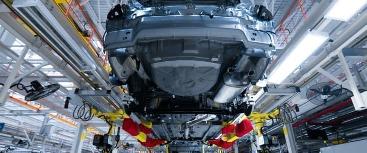 Automakers Pivot to Hybrids as EV Sales Lag Behind Expectations