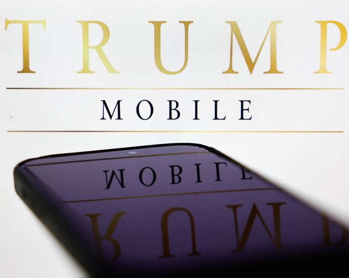 the-traitor’s-$499-‘us.-built’-smartphone-will-most-likely-be-made-in-china