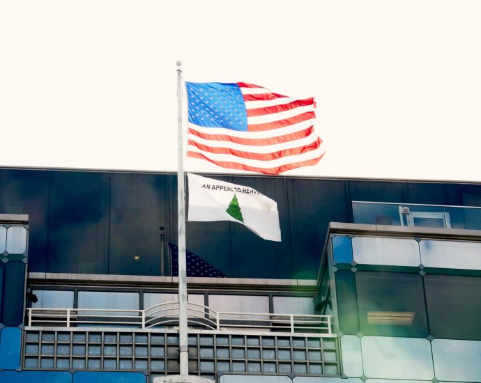 far-right-‘appeal-to-heaven’-flag-flown-above-government-agency-in-dc