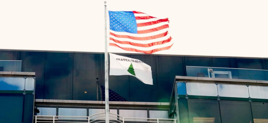 far-right-‘appeal-to-heaven’-flag-flown-above-government-agency-in-dc