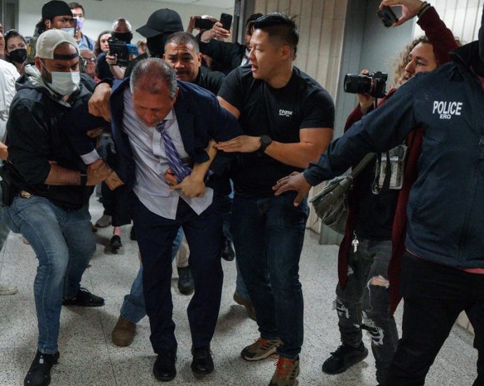 nyc-mayoral-candidate-and-city-comptroller-brad-lander-arrested-at-immigration-court