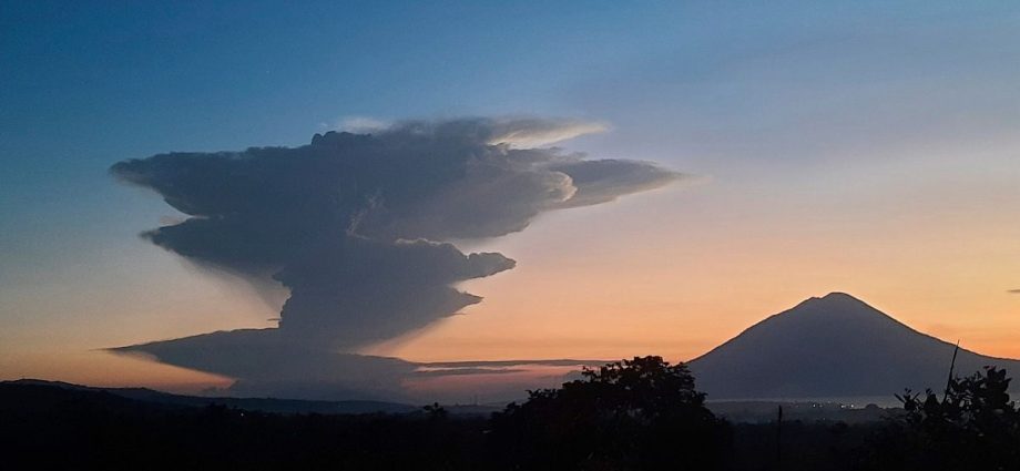 watch:-indonesia-volcano-eruption-sends-ash-10km-into-sky