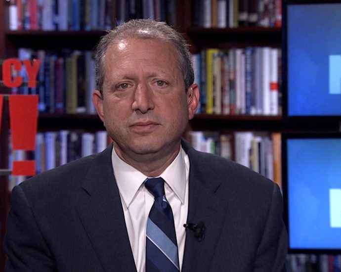 “what-authoritarians-do”:-nyc-comptroller-brad-lander-speaks-out-after-ice-arrests-him-in-courthouse