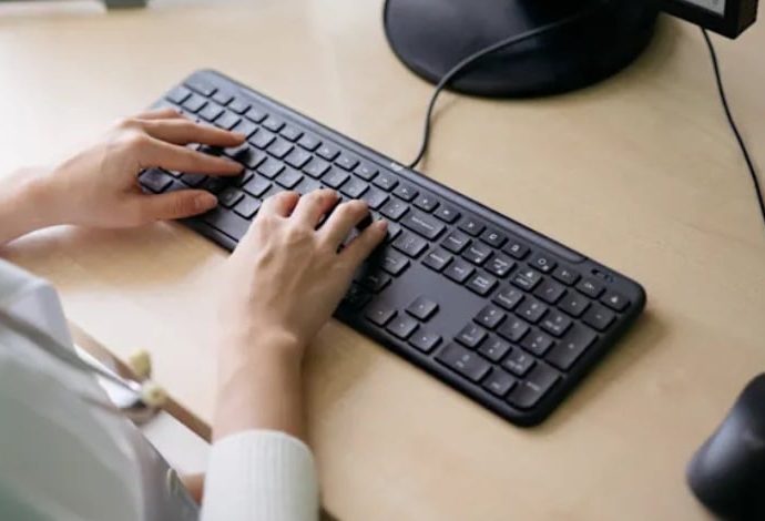 logitech’s-latest-keyboard-and-mouse-combo-is-wired,-quiet,-and-suspiciously-sensible