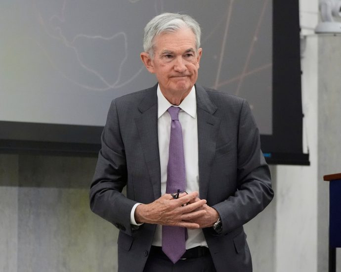 us-fed-leaves-interest-rates-unchanged-amid-economic-uncertainty