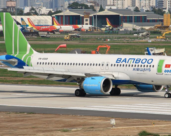 ground-staff-absence-traps-passengers-&-crew-in-the-jetway-at-this-airport