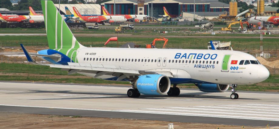 ground-staff-absence-traps-passengers-&-crew-in-the-jetway-at-this-airport