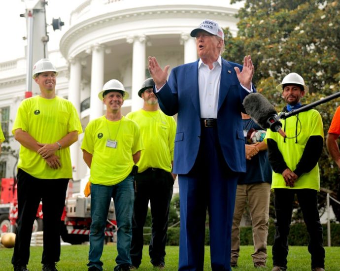the-traitor-rambles-on-and-on-about-‘beautiful’-flagpole-in-front-of-white-house
