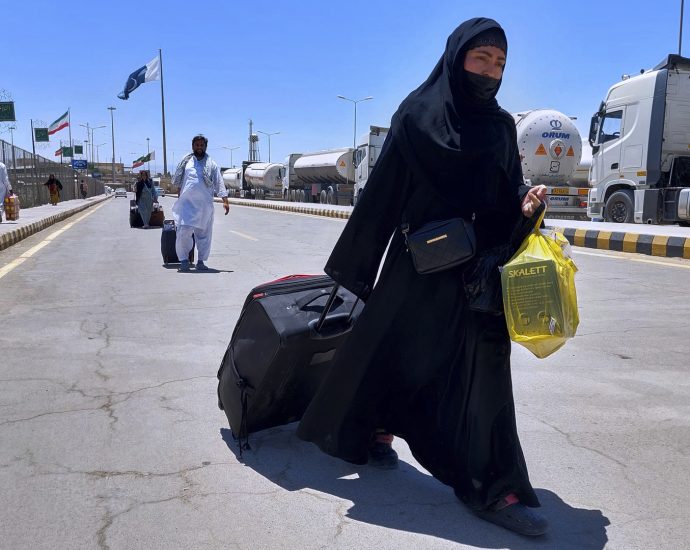 pakistanis-flee-iran-amid-israel-iran-war-border-closure