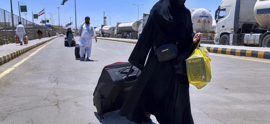 pakistanis-flee-iran-amid-israel-iran-war-border-closure