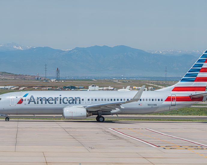 american-airlines-boeing-737-diverts-to-denver-after-crew-shuts-engine-down