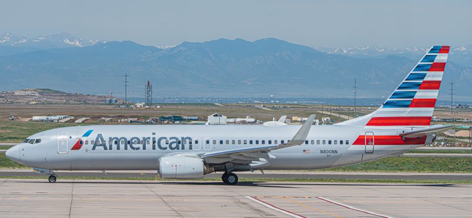 american-airlines-boeing-737-diverts-to-denver-after-crew-shuts-engine-down