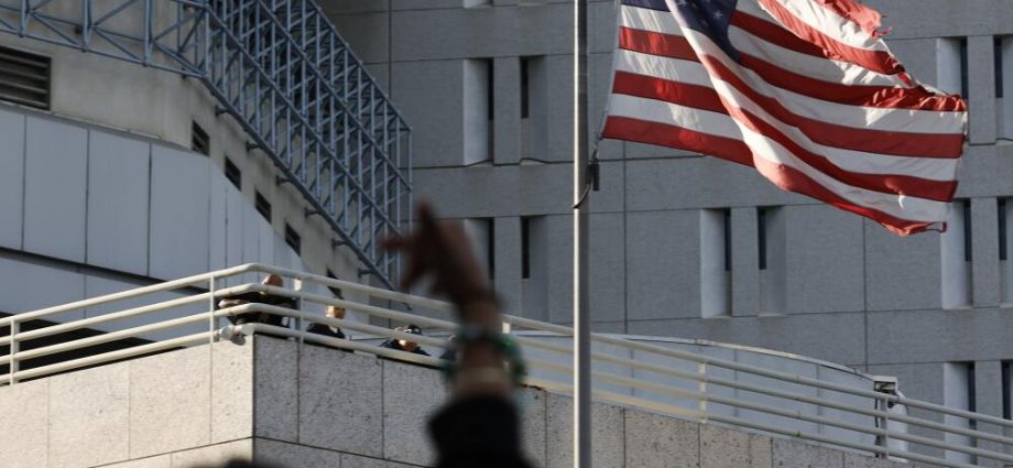 ice-issued-new-rules-for-congress-members-visiting-detention-centers.-experts-say-they’re-illegal