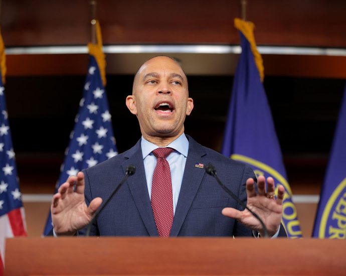 hakeem-jeffries-says-“aggressive-diplomacy,”-not-war,-is-the-best-way-to-deal-with-iran