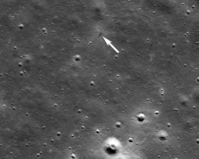 NASA moon orbiter spies grave of crashed Japanese lunar lander (image)