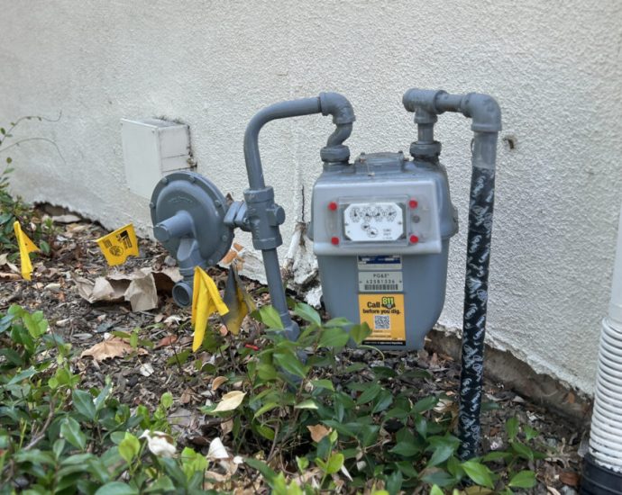 in-california,-a-push-to-decommission-gas-lines-in-low-income-neighborhoods-moves-forward