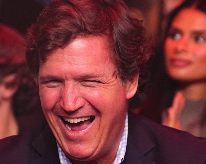 tucker-carlson-calls-fox-news-propaganda,-internet-chokes-on-irony