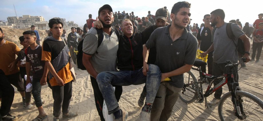 israel-kills-at-least-43-palestinians-in-gaza,-including-aid-seekers