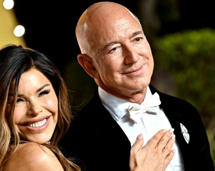 the-bezos-sanchez-wedding-woes-are-in-a-class-of-their-own:-human-blockades,-yacht-parking