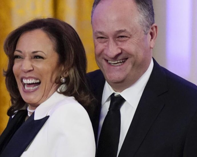 former-vice-president-kamala-harris’-husband,-doug-emhoff,-joins-usc-law-school-faculty