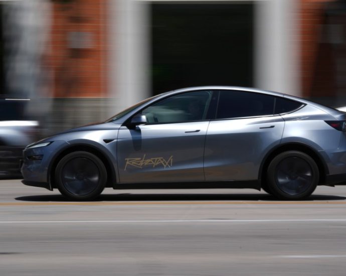 musk’s-‘robotaxis’-draw-regulatory-scrutiny-after-video-shows-one-driving-in-an-opposing-lane