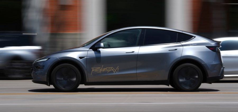 musk’s-‘robotaxis’-draw-regulatory-scrutiny-after-video-shows-one-driving-in-an-opposing-lane