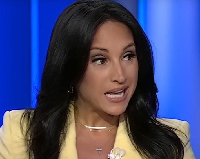fox-news-host-mocked-after-being-caught-in-the-middle-of-a-glaring-hypocrisy