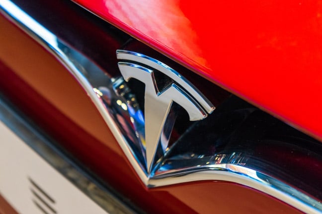 tesla-robotaxi-videos-show-elon’s-way-behind-waymo