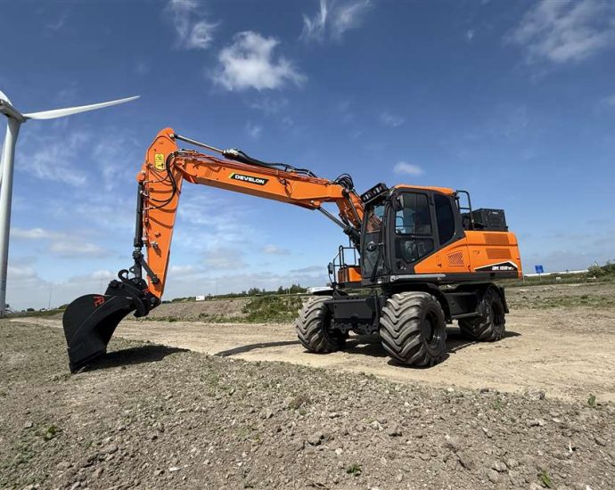 develon-electrifies-excavator-lineup