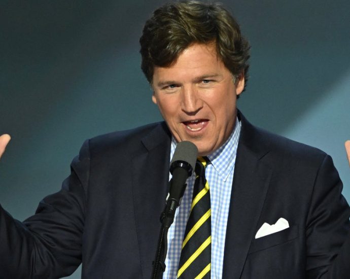 tucker-carlson-boldly-claims-the-murdoch-family-asked-him-to-run-against-the-traitor