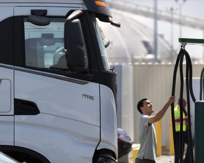 California rolls on with electric trucks, despite The Traitor’s roadblocks