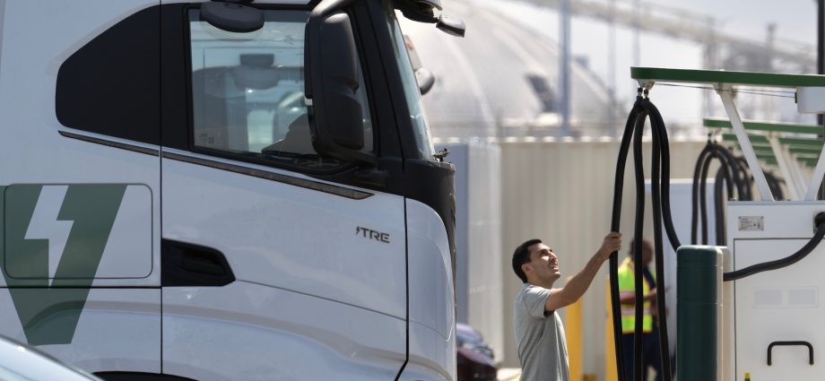 California rolls on with electric trucks, despite The Traitor’s roadblocks
