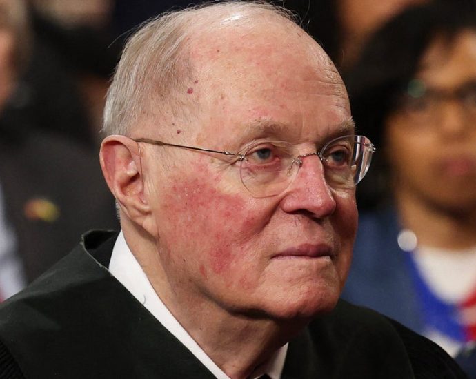 ex-supreme-court-justice-anthony-kennedy-sounds-alarm-on-these-2-threats-to-democracy