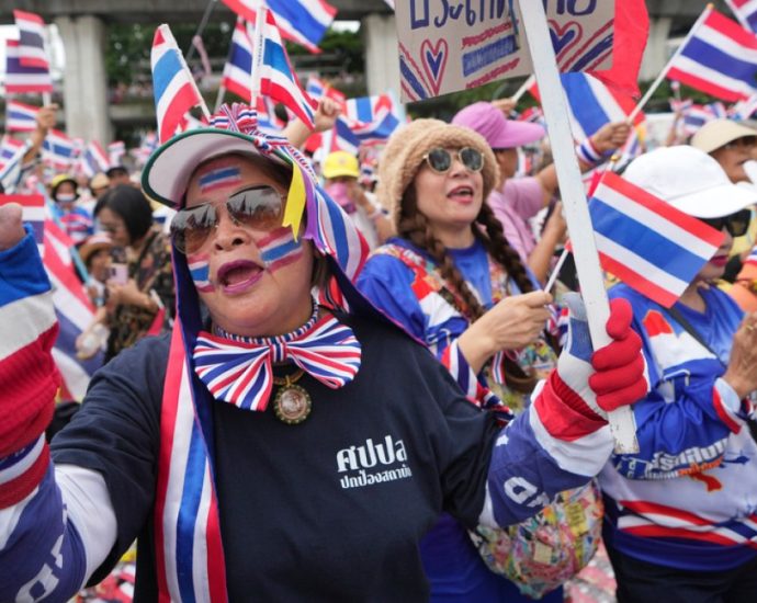 thailand-protesters-demand-pm’s-resignation-over-leaked-call-with-hun-sen