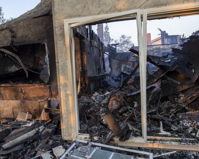 flaw-in-edison’s-equipment-in-sylmar-sparked-two-major-wildfires-in-last-six-years,-lawyers-say