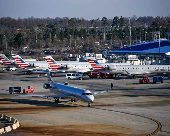 odor-at-charlotte-airport-sends-crew-members-to-hospital