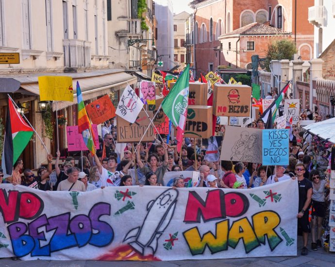 protesters-flood-venice’s-streets-during-amazon-founder-bezos’s-wedding