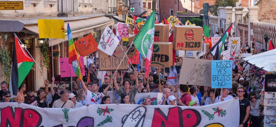 protesters-flood-venice’s-streets-during-amazon-founder-bezos’s-wedding
