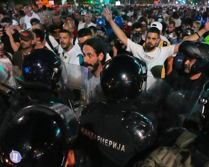 serbian-police-arrest-dozens-in-clashes-with-antigovernment-protesters