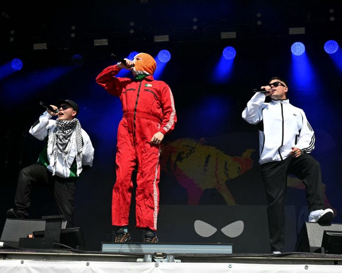 irish-band-kneecap-shouts-out-to-palestine-action-group-at-glastonbury