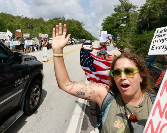 protesters-line-highway-in-florida-everglades-to-oppose-‘alligator-alcatraz’