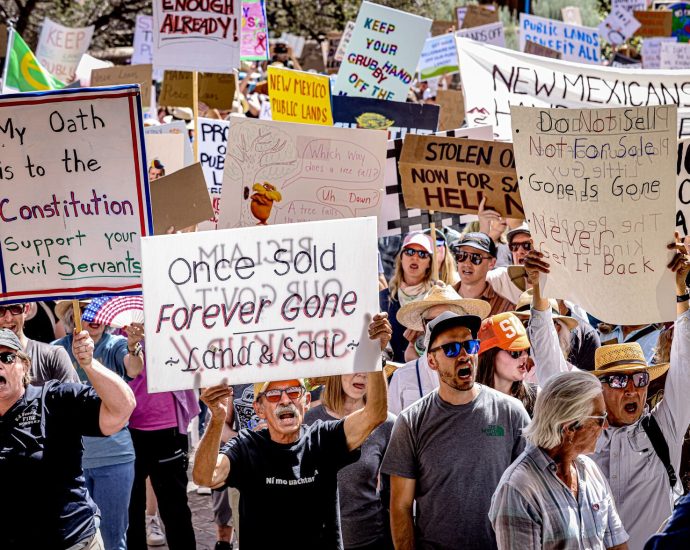 protests-greet-western-governors-in-santa-fe