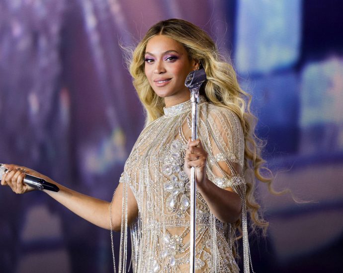 fans-criticize-beyonce-for-shirt-calling-native-americans-‘the-enemies-of-peace’