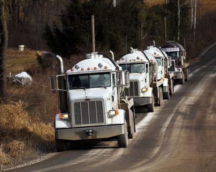 truckers-say-oil-and-gas-companies-are-violating-hazardous-materials-transport-regulations