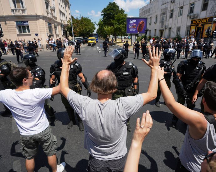 serbian-police-remove-belgrade-street-blockades,-more-protesters-arrested