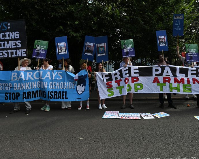 pro-palestine-protesters-at-wimbledon-over-barclays-sponsorship