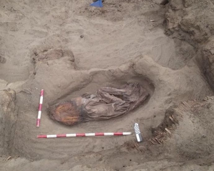 archaeologists-discover-mysterious-mummies-in-chinese-desert