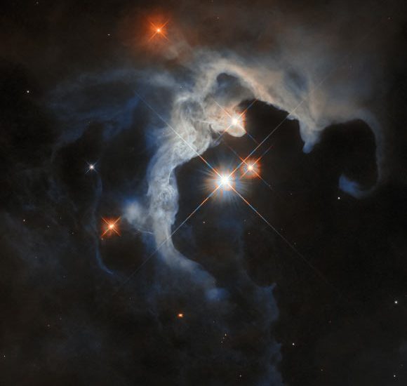 Hubble Spots Reflection Nebula in Taurus Molecular Cloud